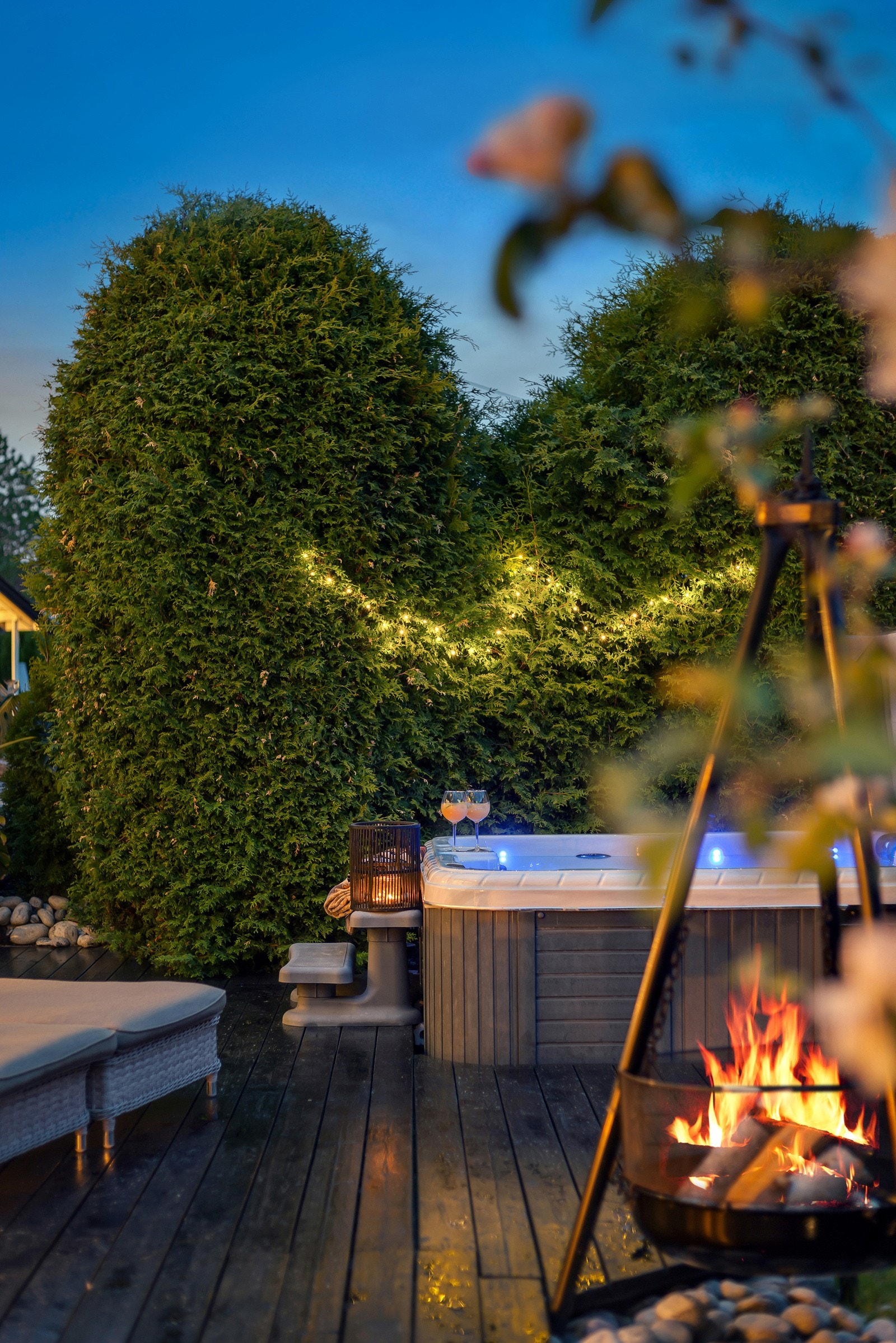 Utelivet kan nytes til fulle på en stor og usjenert terrasse med jacuzzi (medfølger). Galleribilde