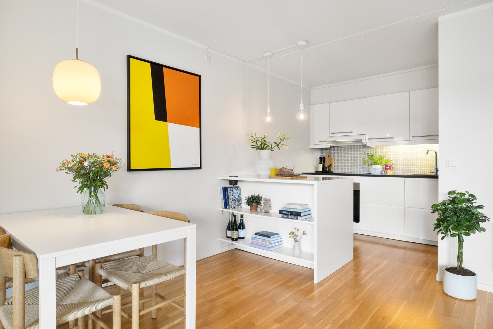 Kjøkkenet ligger i en åpen løsning mot stuen. Galleribilde