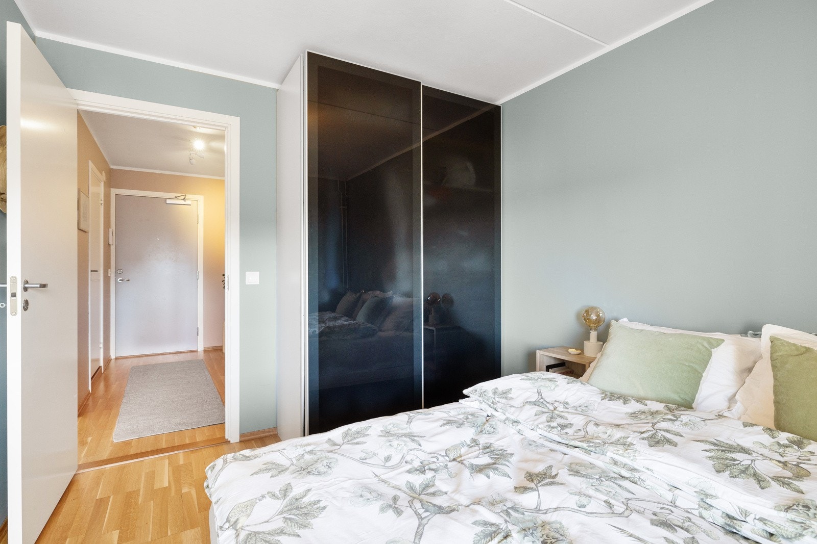 Romslig skyvedørsgarderobe som medfølger salget. Galleribilde