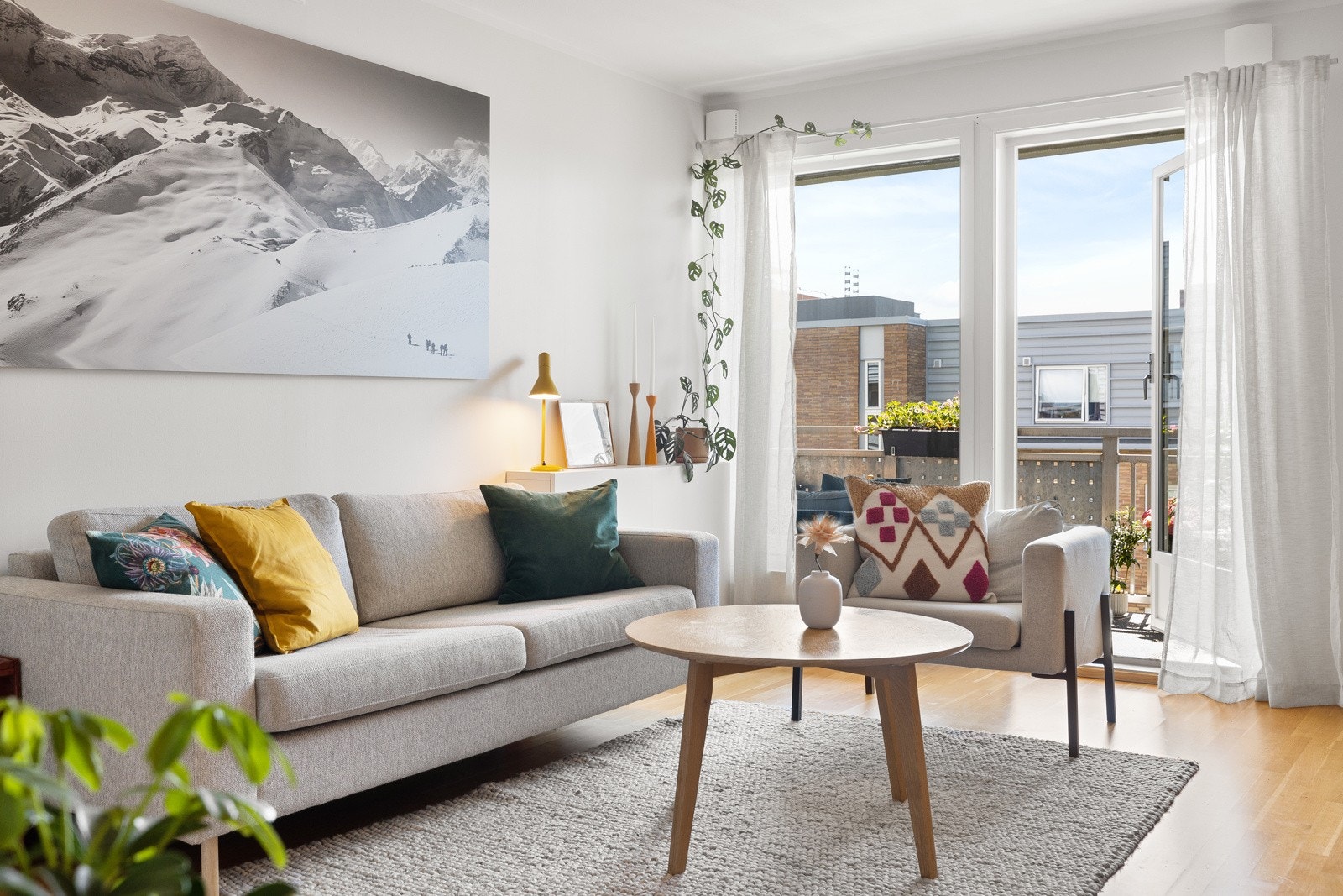 Varmtvann og fyring (ved fjernvarme), samt kabel-tv og bredbånd er inkludert i felleskostnadene. Galleribilde