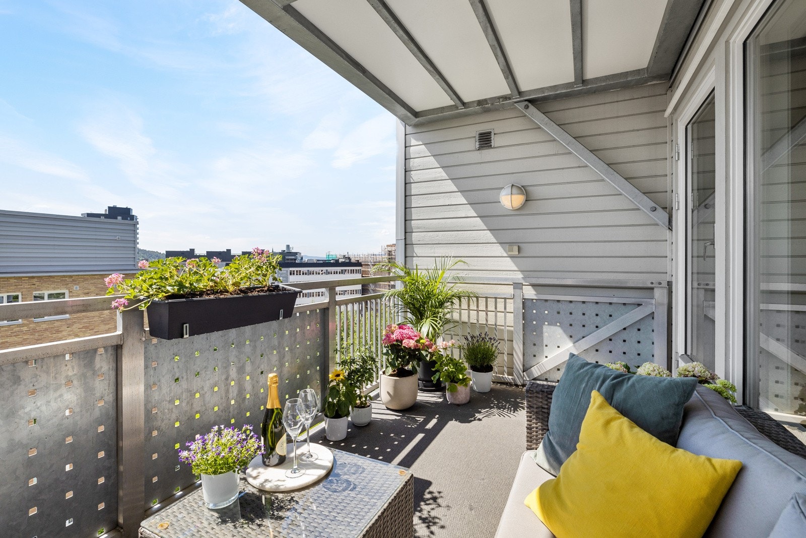 God plass til sittegruppe, elektrisk/gassgrill og hyggelig beplantning. Galleribilde