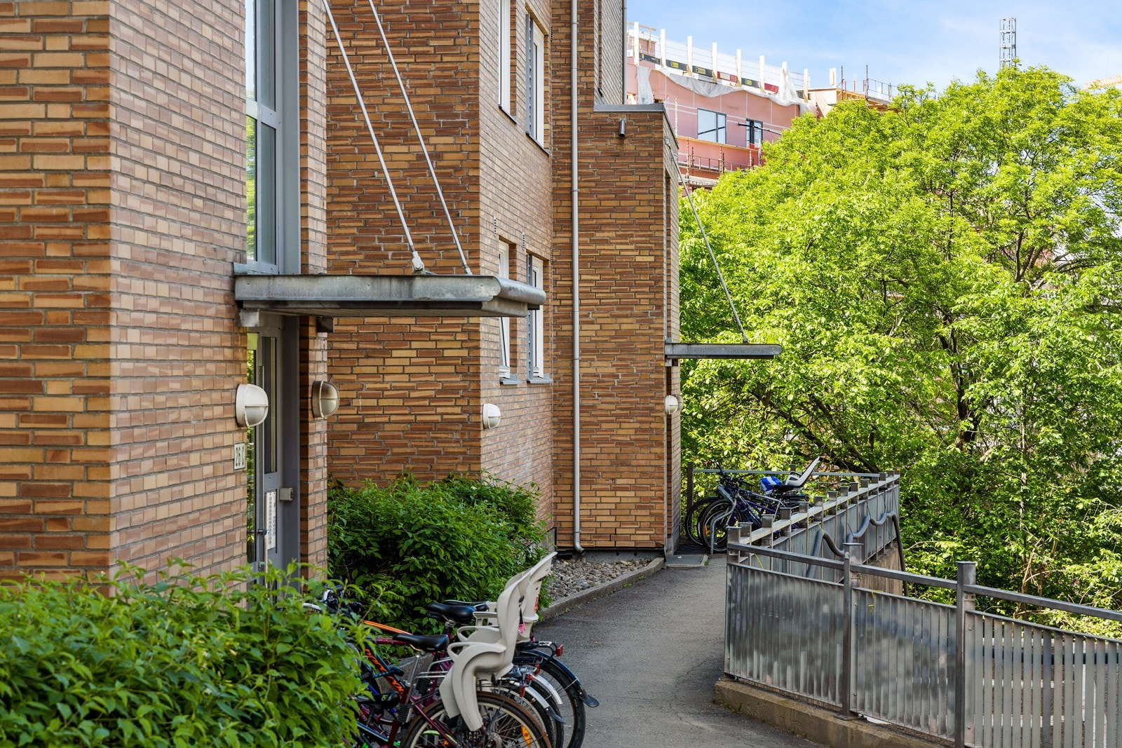 Boligen tilhører et velordnet sameie med sentral og attraktiv beliggenhet på Ensjø! Galleribilde