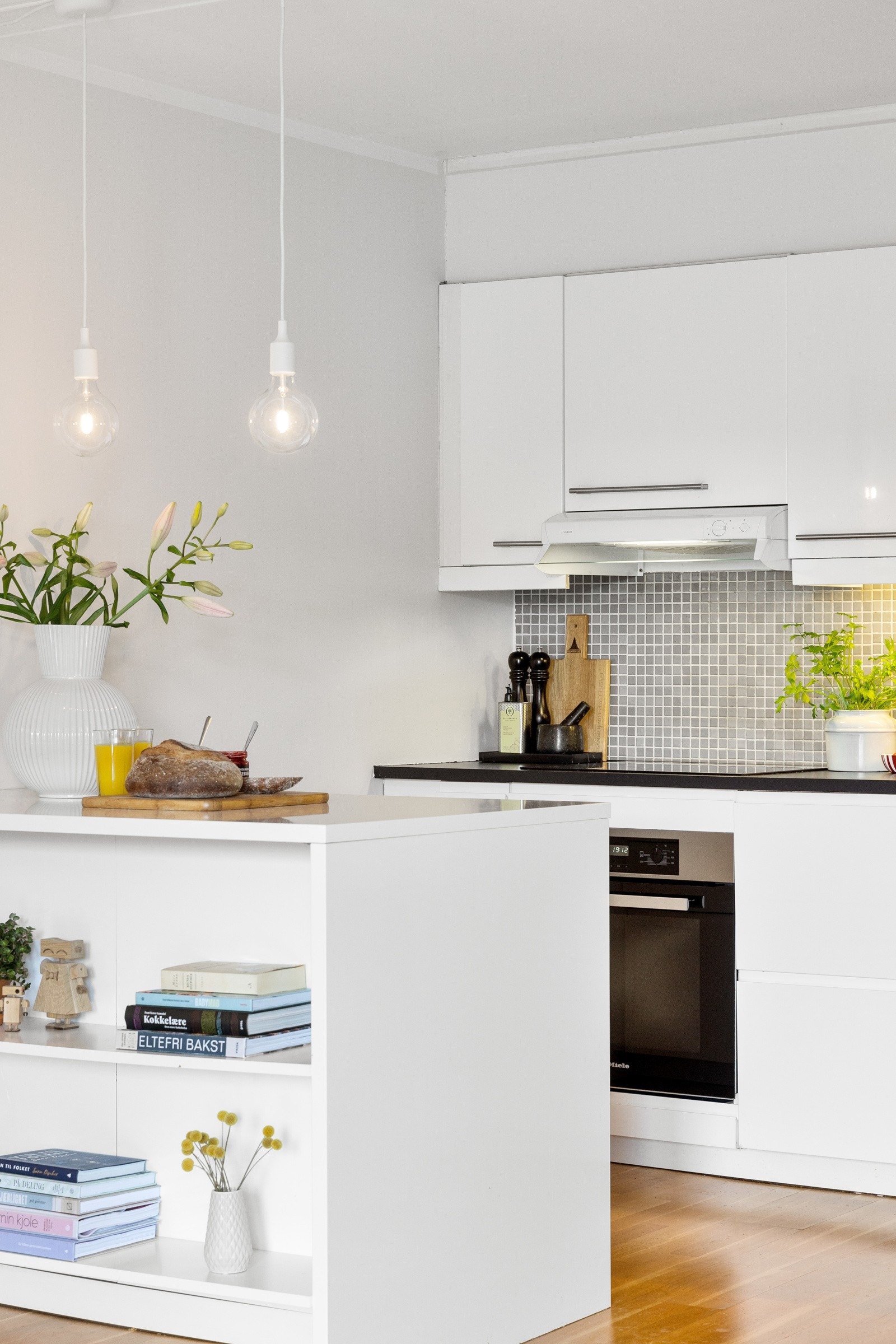 Ventilator over koketopp med avtrekk ut av bygget. Galleribilde