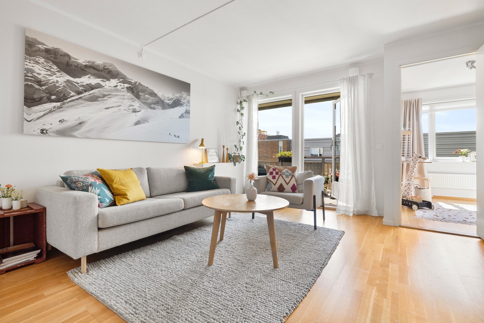 Gode møbleringsmuligheter med plass til sofagruppe og spisebord. Galleribilde