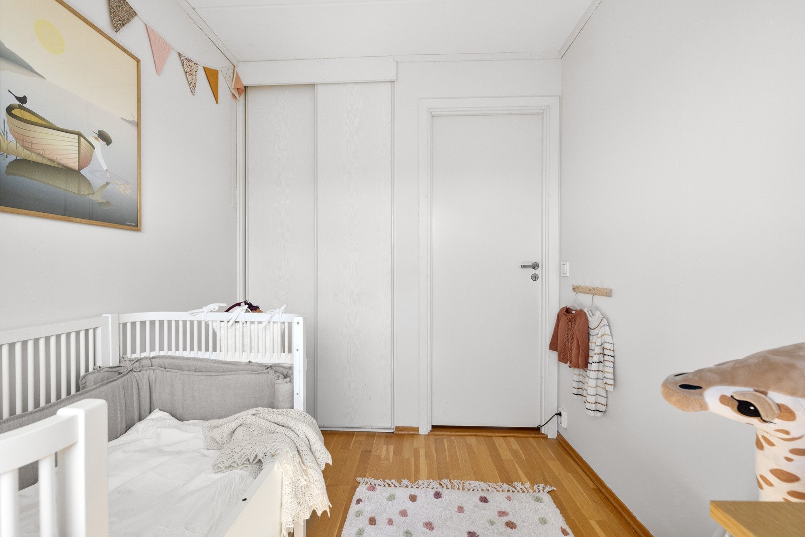 Plassbygd skyvedørsgarderobe gir gode oppbevaringsmuligheter. Galleribilde