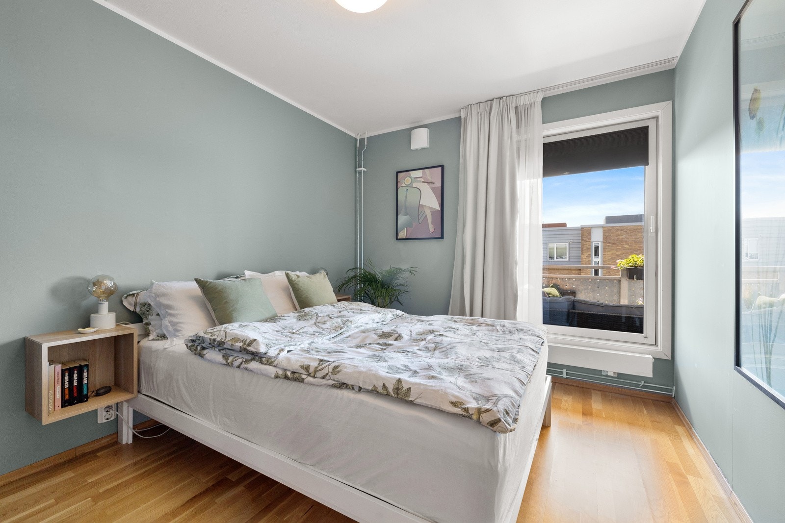 Romslig hovedsoverom med plass til dobbeltseng, nattbord og garderobeskap. Galleribilde