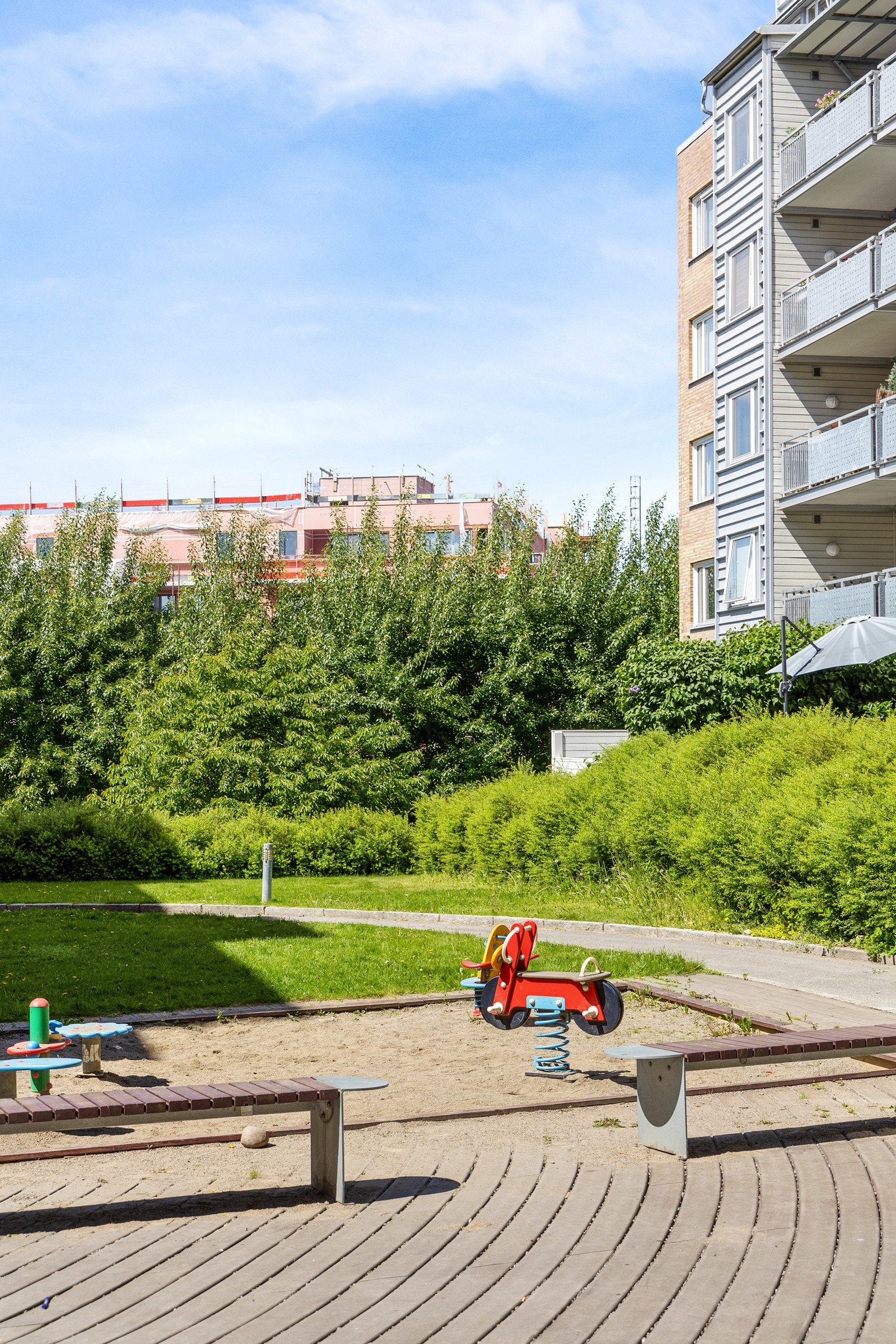 Lekearealer, sittegrupper og sykkelstativ på sameiets fellesarealer. Galleribilde