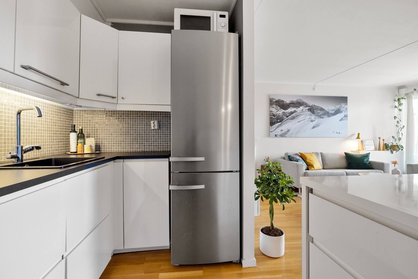 Praktisk kjøkkenøy gir ekstra lagringsplass og god arbeidsflate. Galleribilde