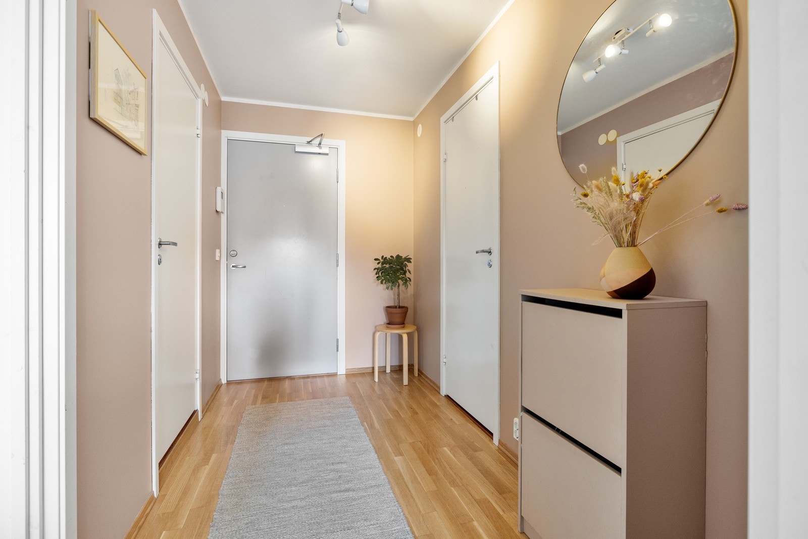 Her er det god plass til møblement for yttertøy og sko. Galleribilde