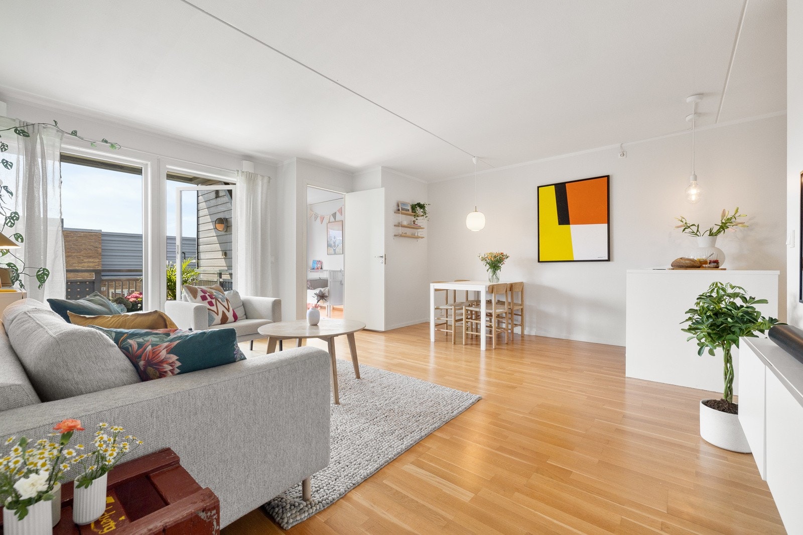 Romslig stue med store vindusflater og adkomst til balkong som gir gode, innvendig lysforhold. Galleribilde