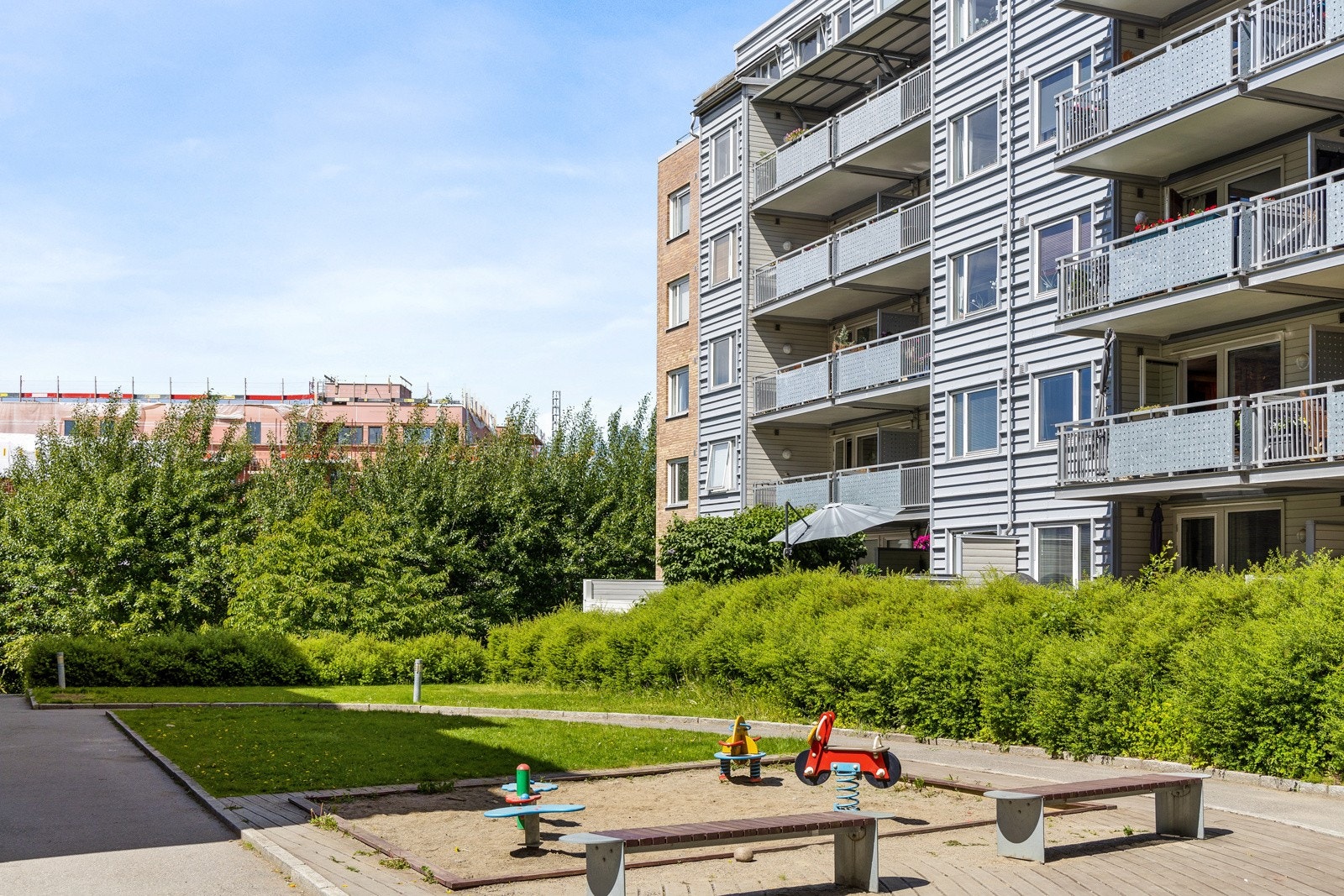 Sameiet har hyggelige fellesarealer med gangveier, gressplen og annen fin beplantning. Galleribilde