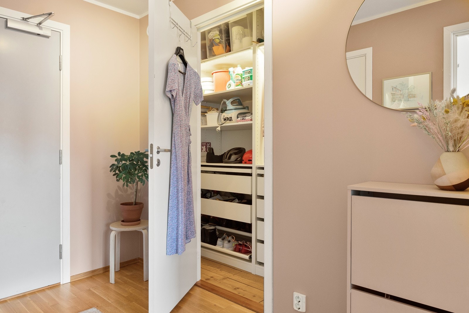 Inngang til bod på 4 m2 innredet med åpen garderobeløsning. Her er det godt med oppbevaringsplass. Galleribilde