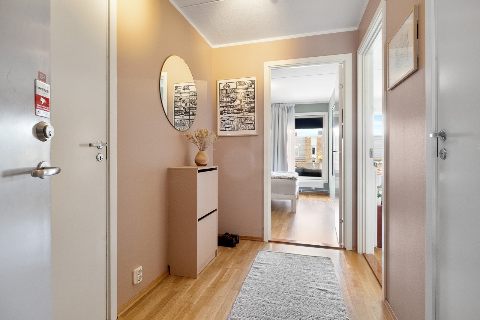 Hyggelig inngangsparti som gir et godt inntrykk av leiligheten! Galleribilde