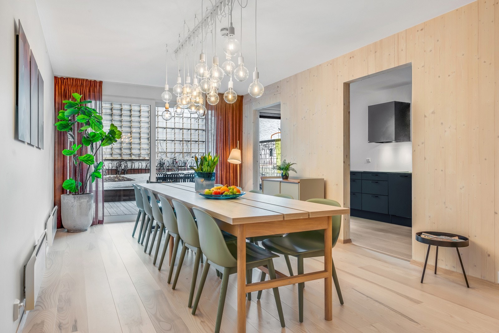 I byggets første etasje ligger en fasilitet som settes stor pris på av beboerne - fellesleilighet med uteplass. Fellesleiligheten blir organisert som et realsameie hvor hver boligseksjon får en ideell andel i denne seksjonen Galleribilde