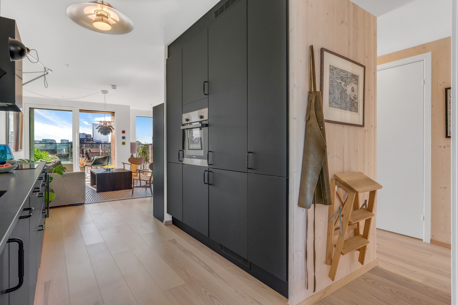 Integrerte hvitevarer fra Siemens og Røros som komfyr, induksjon platetopp, oppvaskmaskin samt kjøl/frys medfølger, i tillegg til frittstående vinskap Galleribilde