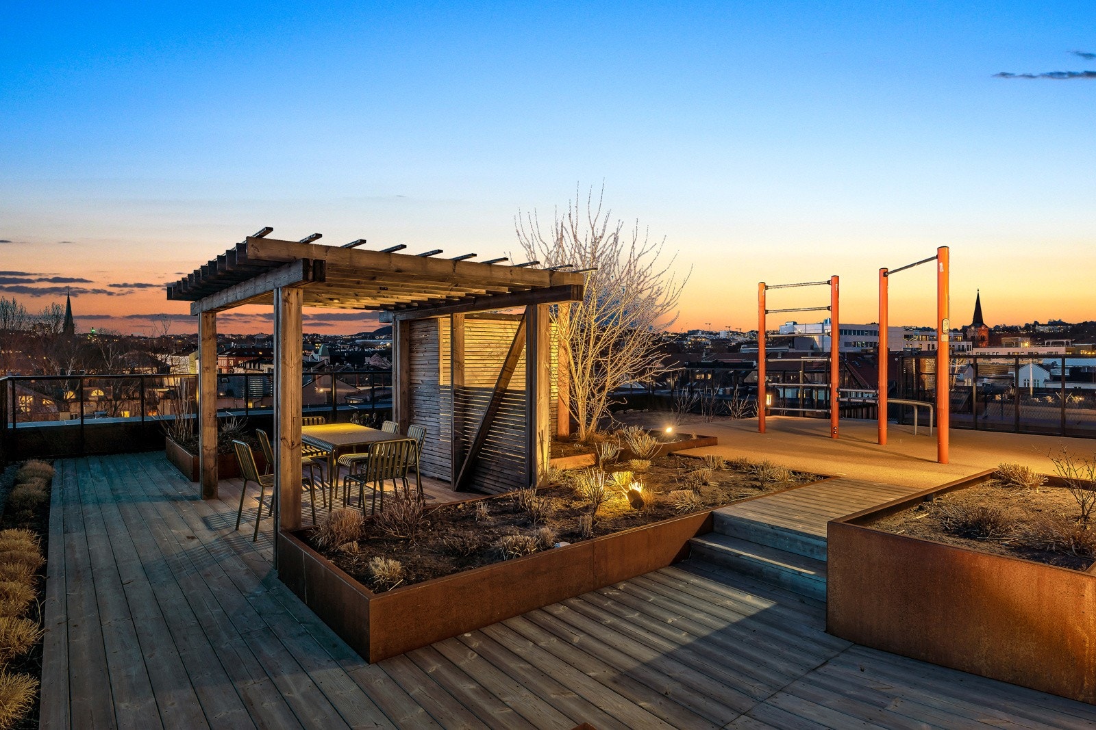 Takterrassen er delt inn i ulike soner der det er tilrettelagt for dyrking av grønsaker, lek, trening og avslapping. Det er perfekt sted for alle store eller små, som ønsker å gjemme seg litt bort fra den travle hverdagen Galleribilde