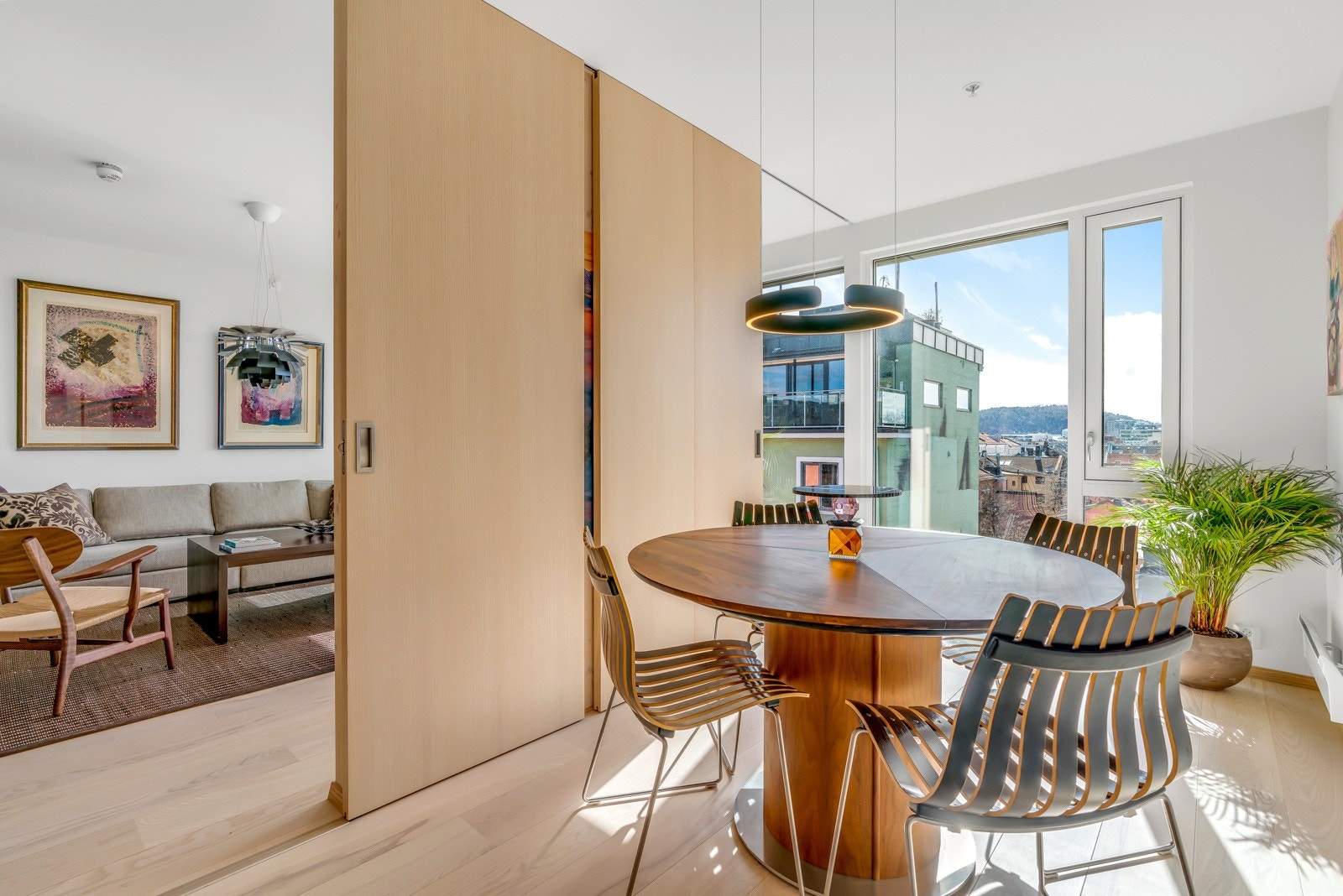 Treveggene i oppholdsrommet er ikke bare stilige detaljer som setter et særegent preg på boligen. Veggene opptar og slipper fra seg luftfuktighet, noe som oppleves å gi et bedre inneklima. Disse er behandlet Osmo voks Galleribilde