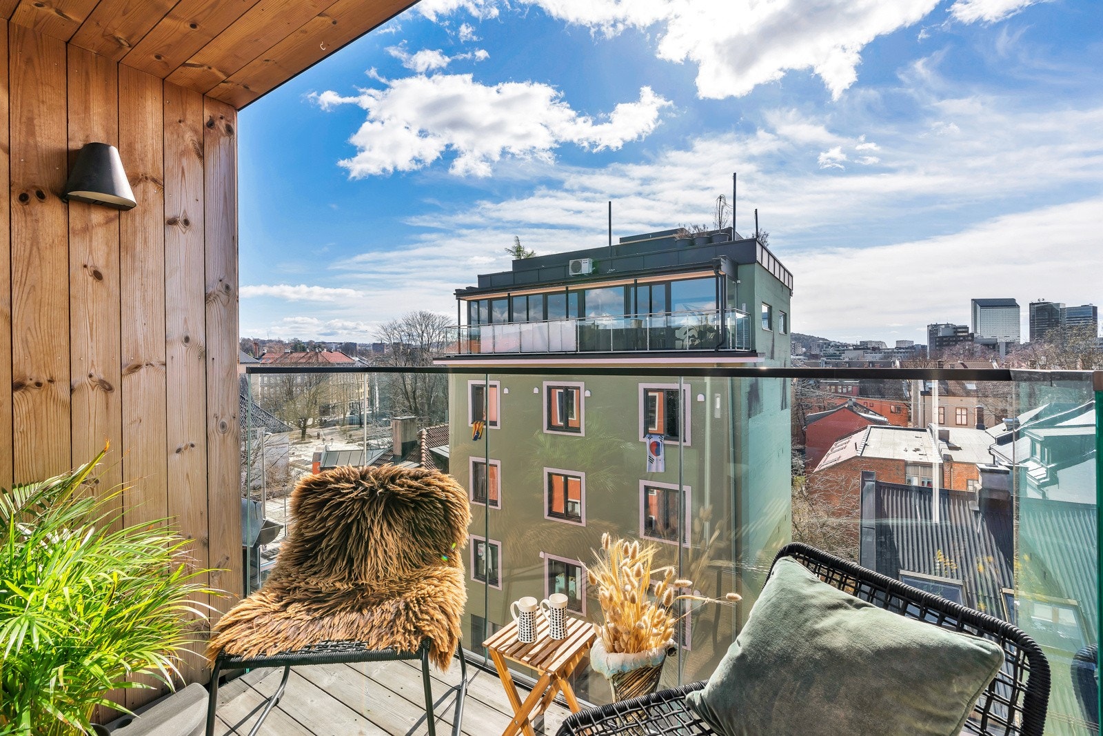 Ved å åpne den tofløyede døren får du en herlig følelse av at balkongen på sommerstid blir en forlengelse av stuen Galleribilde