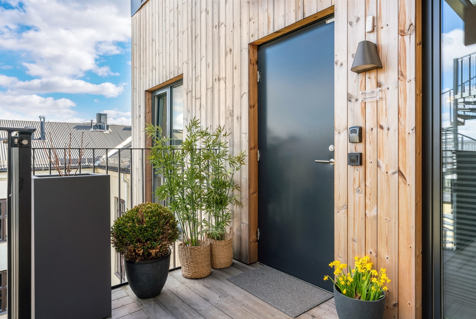 Ved å bosette seg i denne boligen har du en fantastisk intern beliggenhet i byggets 6. etasje. Plasseringen innerst i bygget gjør at en slipper gjennomgangstrafikk utenfor vinduene Galleribilde