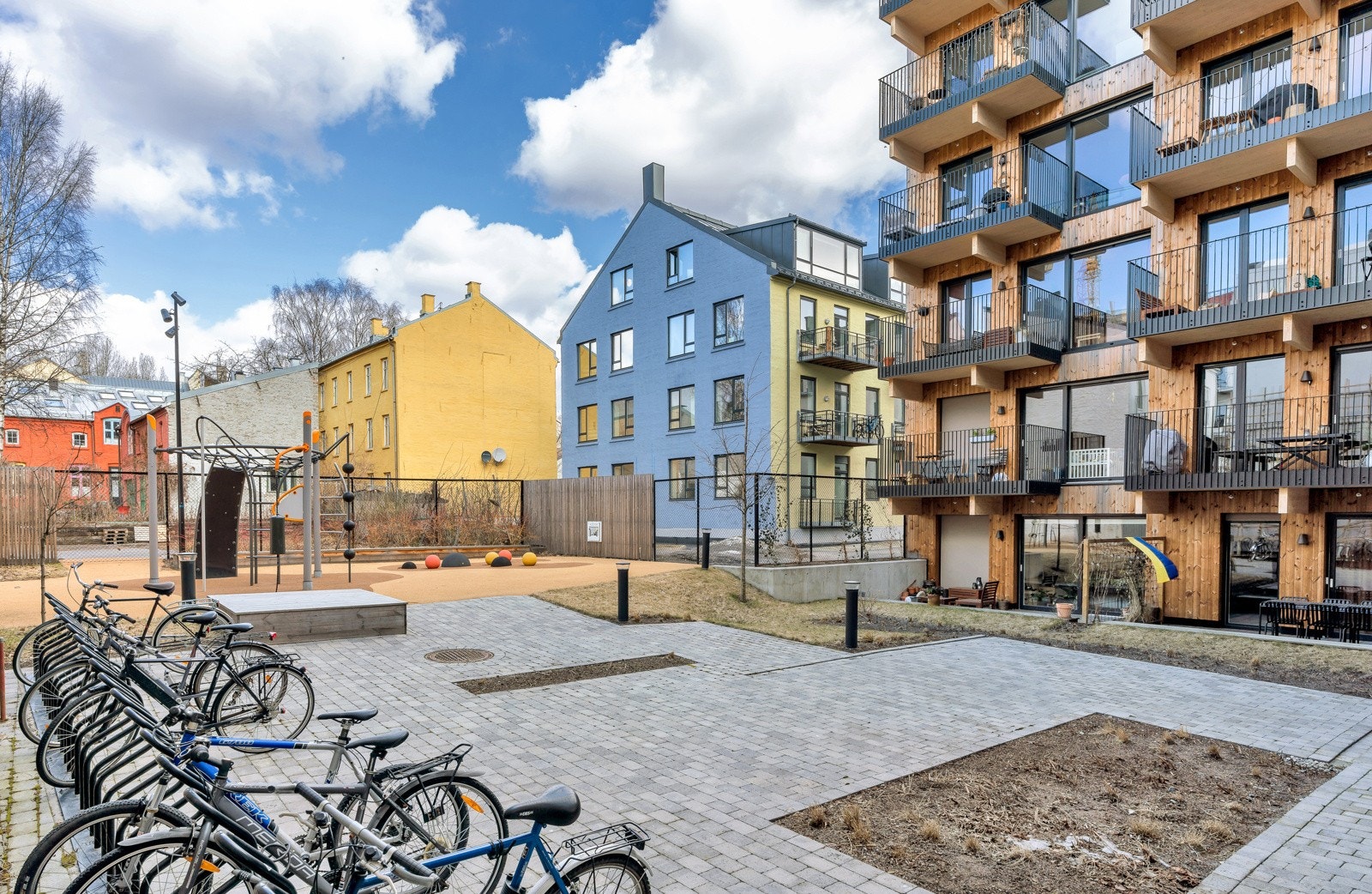 I tillegg til takterrasse finner vi den hyggelige bakgården med lekeplass og sykkelparkering Galleribilde