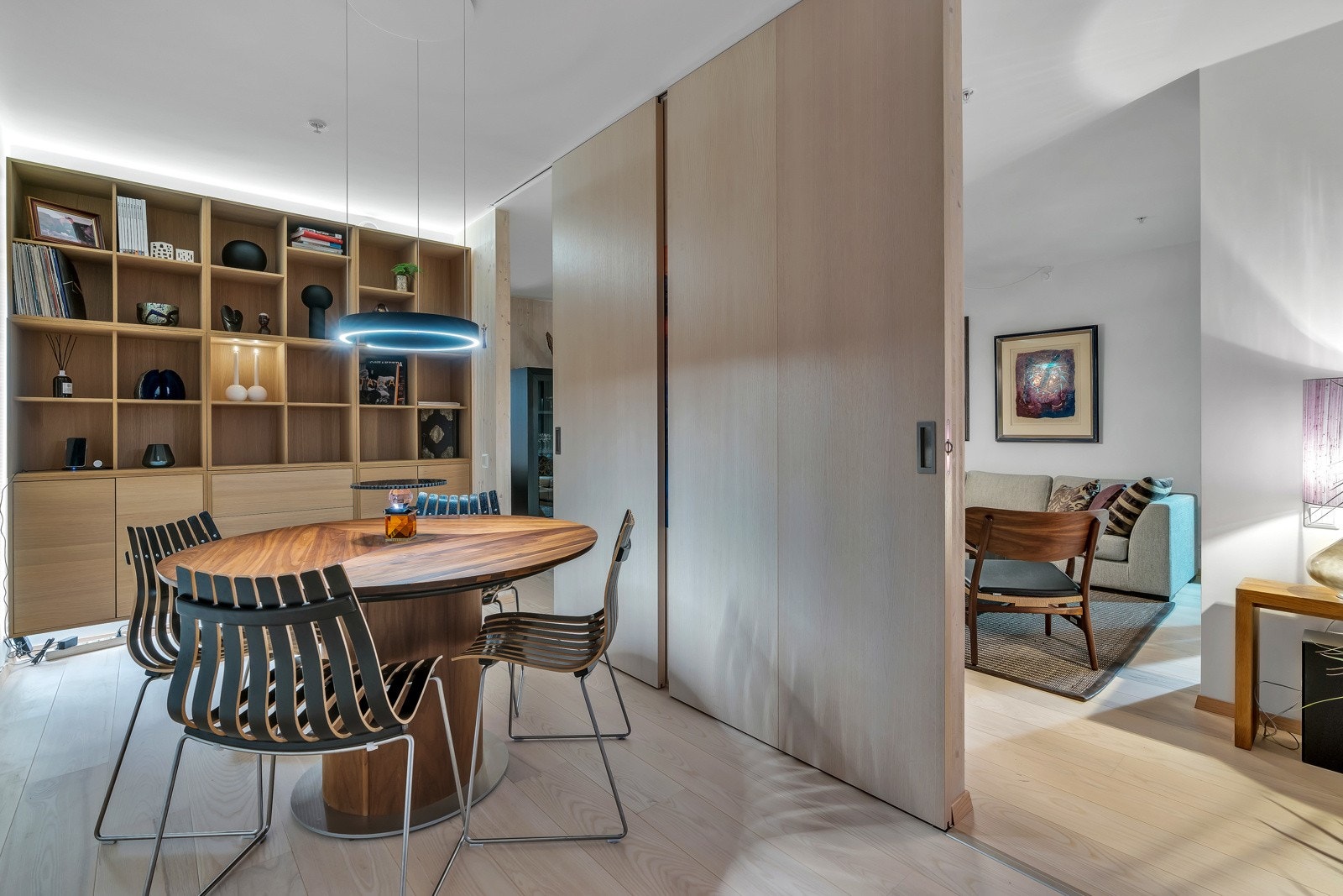 Det ene soverommet brukes i dag som spisestue, men passer ypperlig som hovedsoverom, gjesterom, kontor eller lignende Galleribilde