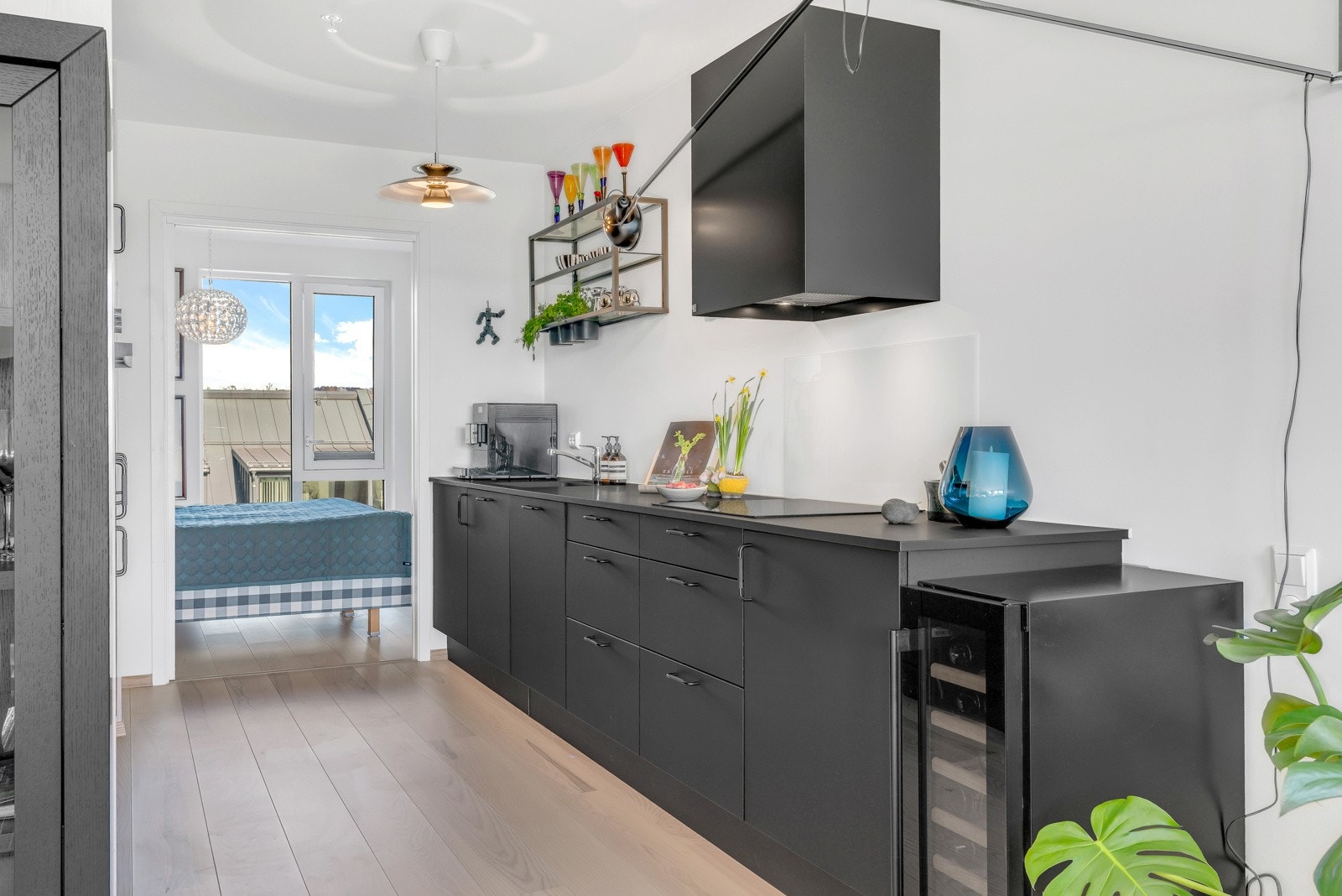 Den åpne løsningen mot stuen gir deg mulighet til å være sosial også når du lager mat Galleribilde