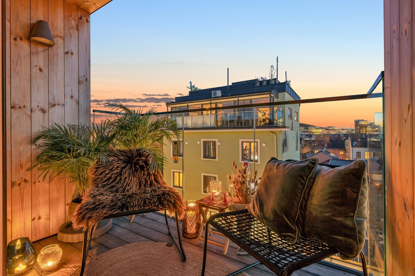 Fra stuen er det via tofløyet dør utgang til den hyggelige, sydtvendte balkongen på 4 kvm med gode solforhold fra ca 07:00- 19.00 Galleribilde