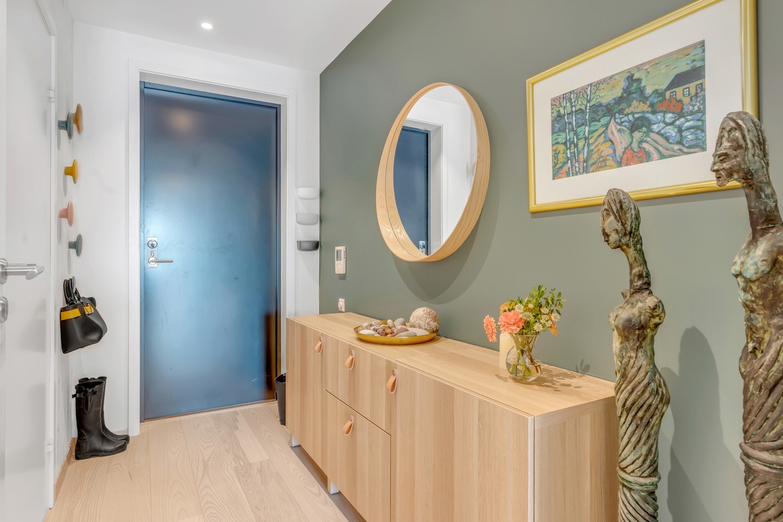 Ditt første møte med leiligheten er en innbydende entré som gir et godt førsteinntrykk.Her har du god plass til å henge fra deg yttertøy og sette fra deg sko før du trer videre inn i boligen Galleribilde