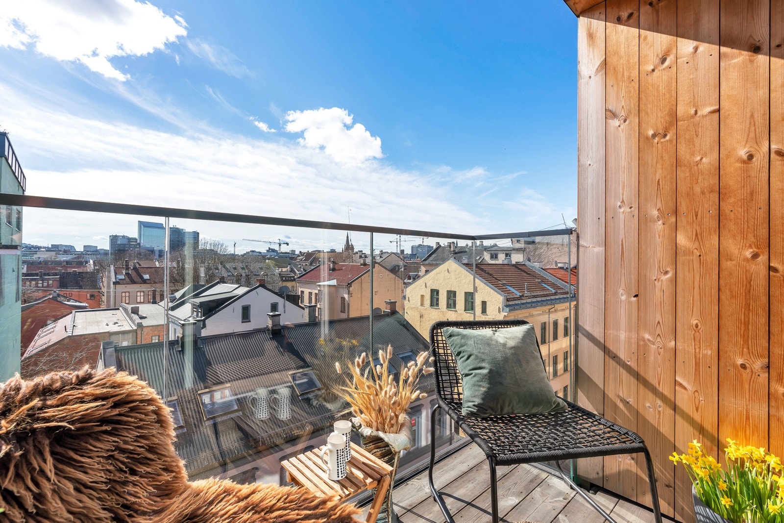 Med god plass til utemøbler ligger alt til rette for at de solfylte dagene kan nytes her ute! Dette er stedet du kan slappe av på varme sommerdager og nyte sommerkveldene med venner og familie Galleribilde