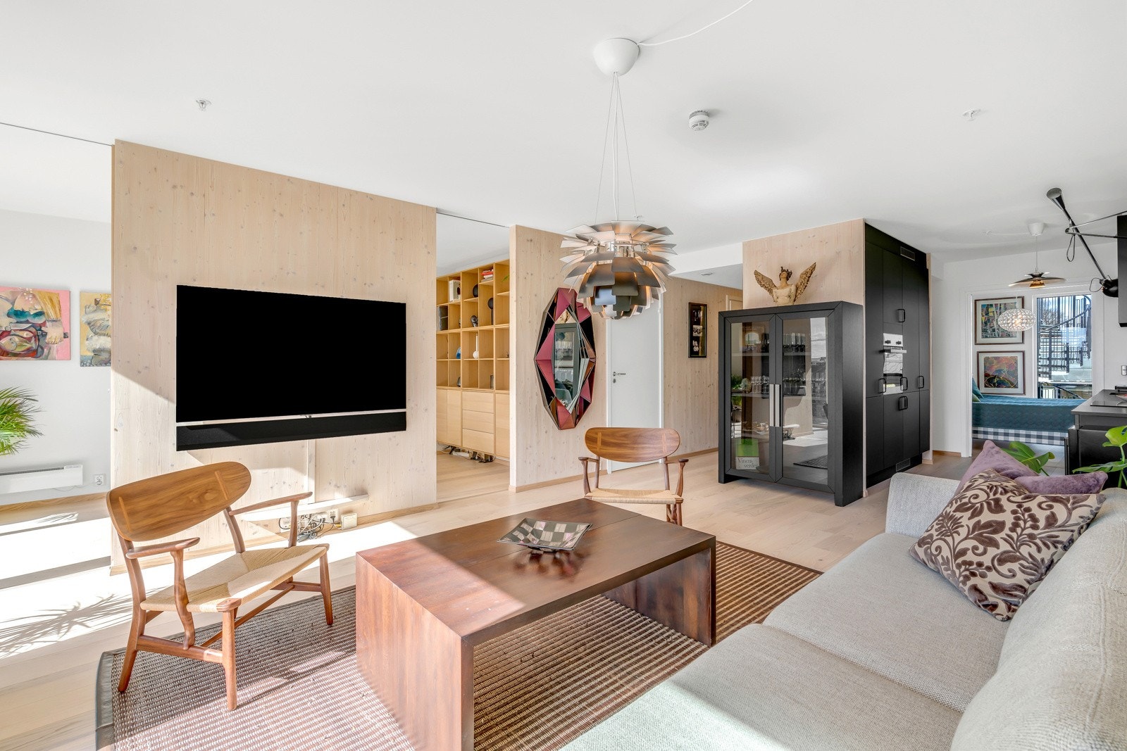 Rommet er av god størrelse og er lett å møblere med god plass til sofagruppe, samt tilhørende møblement Galleribilde