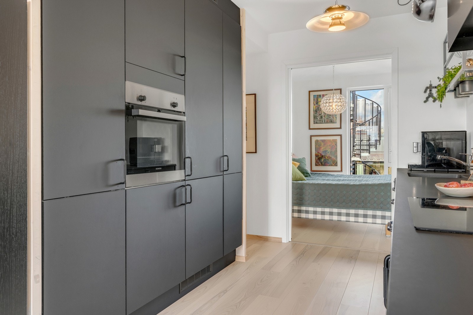 Kjøkkenet er utstyrt med glatt mørk kjøkkeninnredning, kompaktlaminat benkeplate, utslagsvask med ett-greps blandebatteri av typen Oras Saga Galleribilde