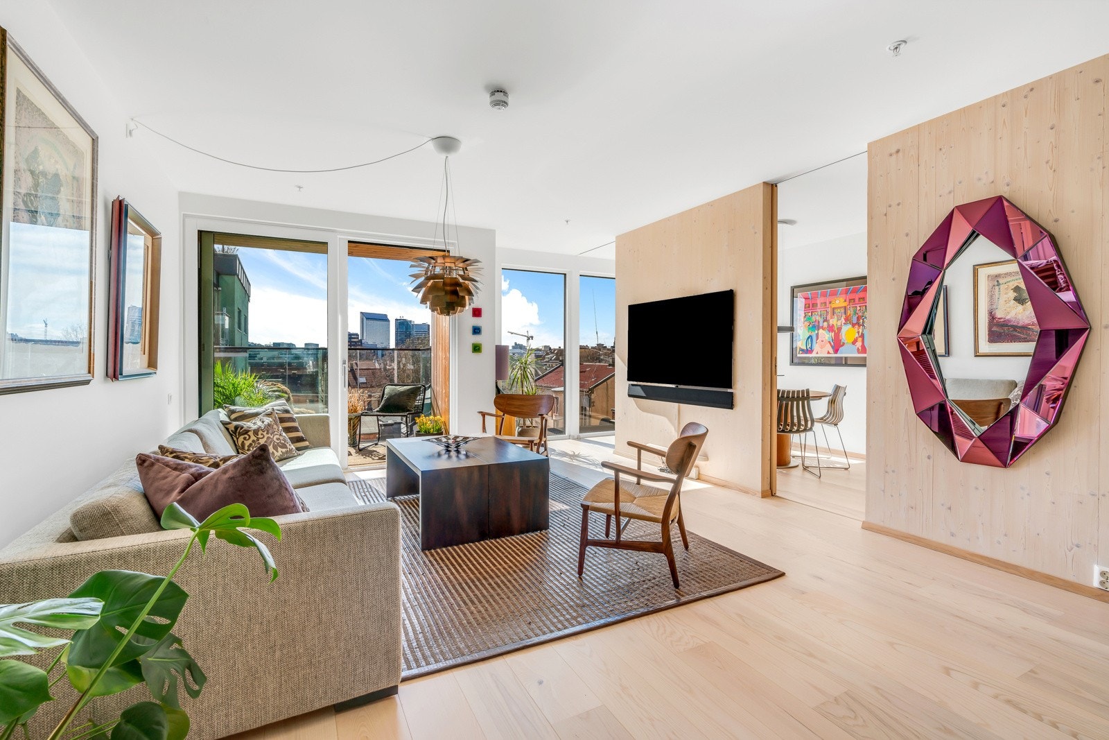 Åpen stue- og kjøkkenløsning kombinert med fantastiske vinduer fra gulv til tak gjør at rommet får rikelig med naturlig lys og en god atmosfære Galleribilde