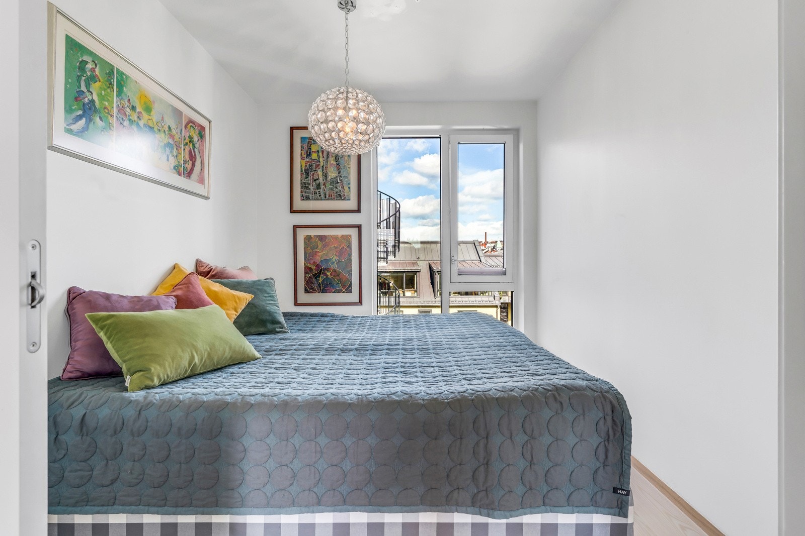 Boligen har i alt tre soverom som er praktisk plassert i hver sin kant av leiligheten. Store vinduer i alle rom er med på å gi godt med lys og en luftig romfølelse også her. Hovedsoverommet har plass til dobbeltseng og tilhørende oppbevaringsmøblement Galleribilde