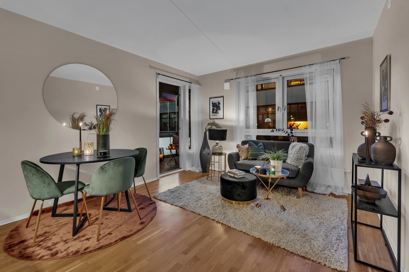 Stuen og kjøkkenet ligger i samme rom og er et trivelig allrom, hvor det er mulighet for både sofamøbler og spisebord. Galleribilde