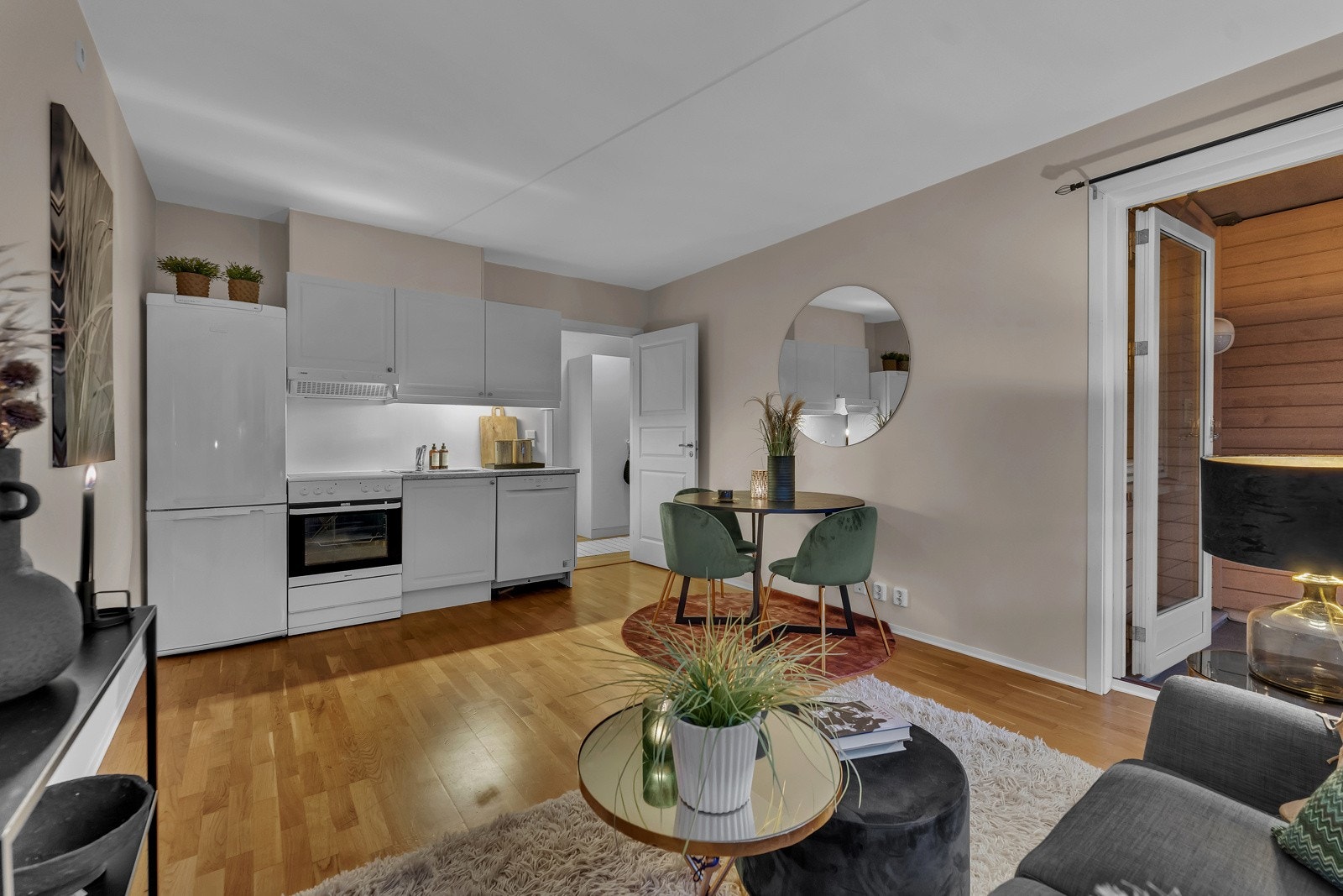 Stuen og kjøkkenet ligger i samme rom og er et trivelig allrom, hvor det er mulighet for både sofamøbler og spisebord. Galleribilde