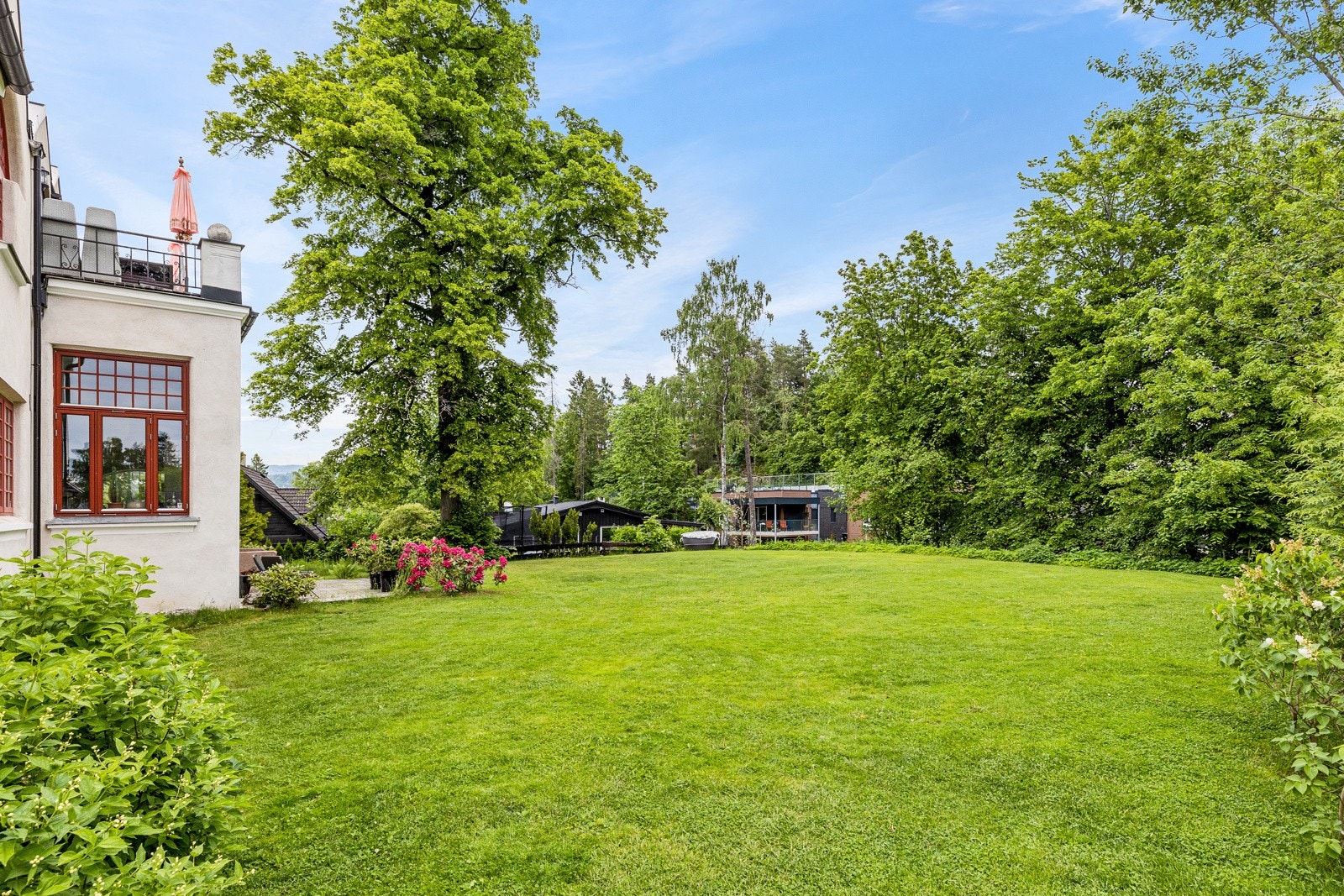 Området lå opprinnelig under Fornebo Gård, eid av baron Christian Wedel Jarlsberg og som senere ble bosted for bla. Fridtjof Nansen, kunsterne Eirik Werenskiold og Kai Fjell. Galleribilde