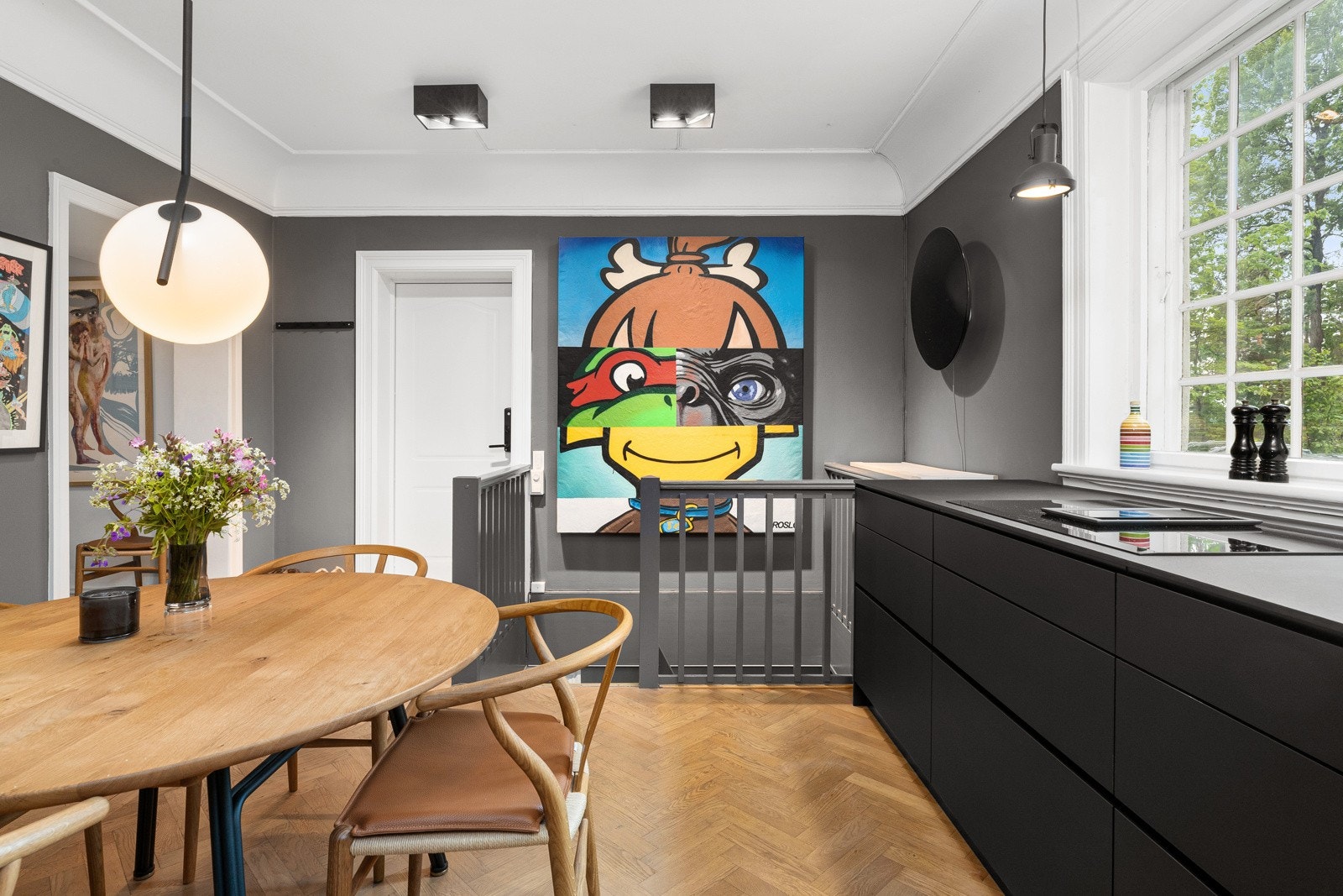 Kjøkkenet har delikate fargevalg med mye skap- og benkeplass som gjør matlagingen hyggelig. Galleribilde