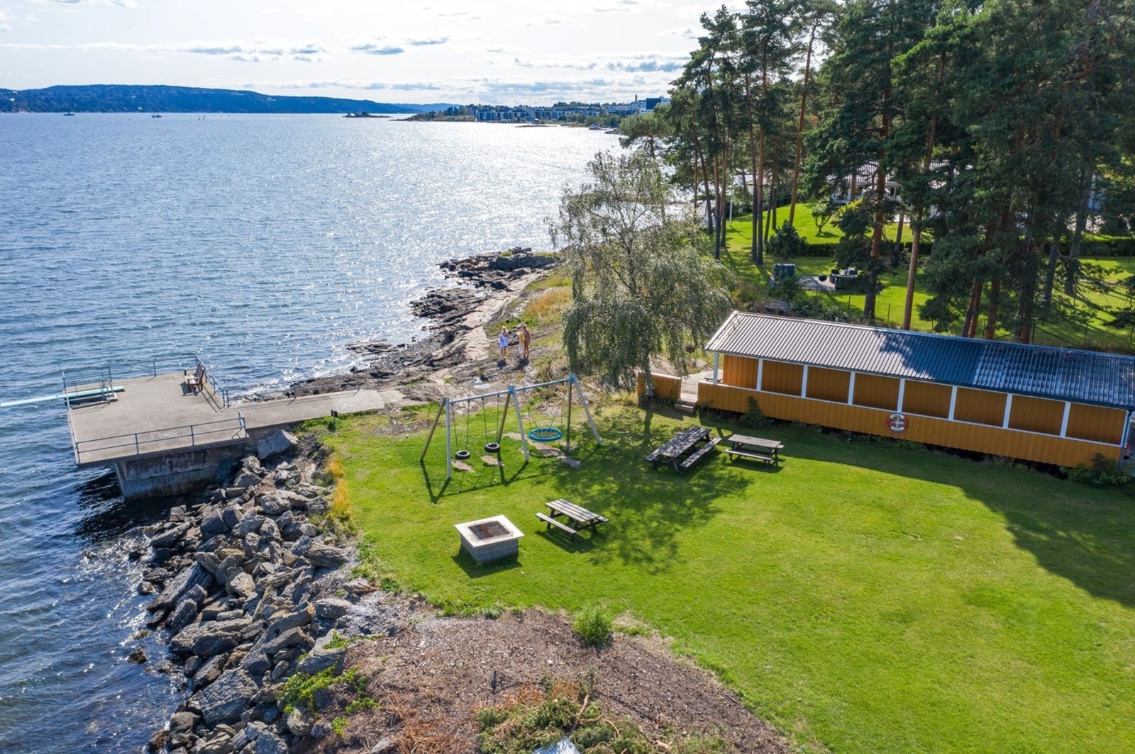 Beboerne i Velet har et flott strandområde til benyttelse med flotte rekreasjonsområder med sittegrupper, bade- og grillplass, samt bålplass hvor det årlig arrangeres felles St. Hans feiringer. Galleribilde