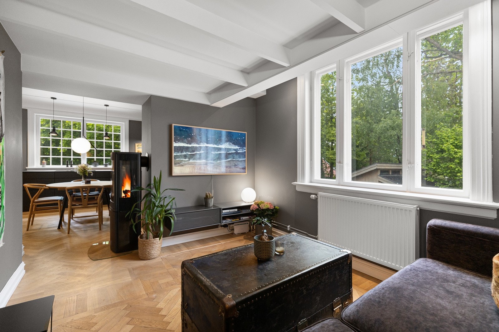 Her har vi gleden av å presentere en unik selveierleilighet i en herskapelig villa på Lagåsen. Galleribilde