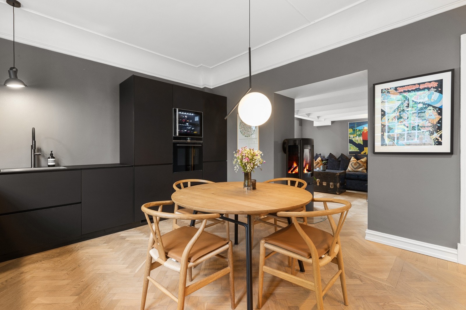Lekkert Kvik kjøkken (2020) med tidsriktige glatte fronter og laminat benkeplate med nedfelt kum i stål. Galleribilde