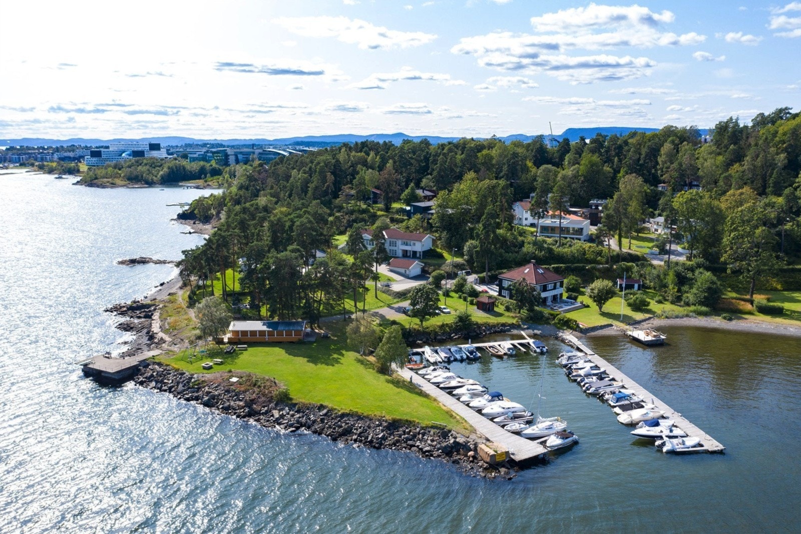 I tillegg disponerer Velet 41 båtplasser som leies ut etter ansiennitet av beboere kun på Lagåsen. Strandhus kan også leies ved sosiale sammenkomster og her finner man både stoler, bord, dusj og toalett. Galleribilde