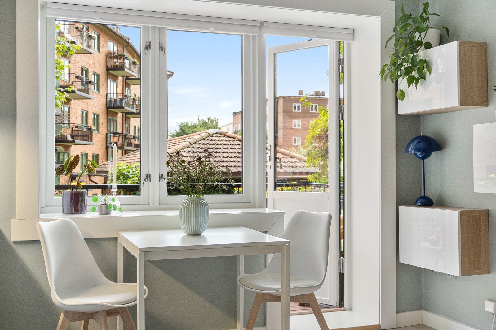 Mye naturlig lys øker også romfølelsen! Utgang til balkongen fra den sosiale stuen. Galleribilde