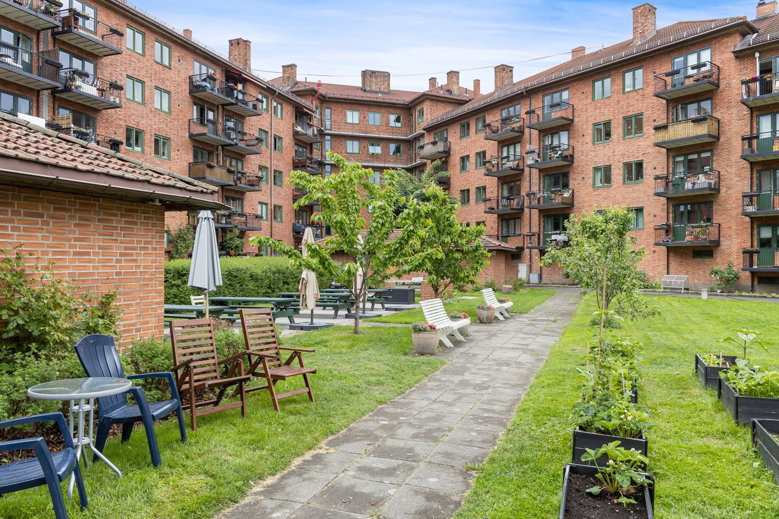 Romslige, grønne bakgårder er et kjærkomment avbrekk fra byens liv og puls. Herfra er dessuten alt en spasertur unna. Galleribilde