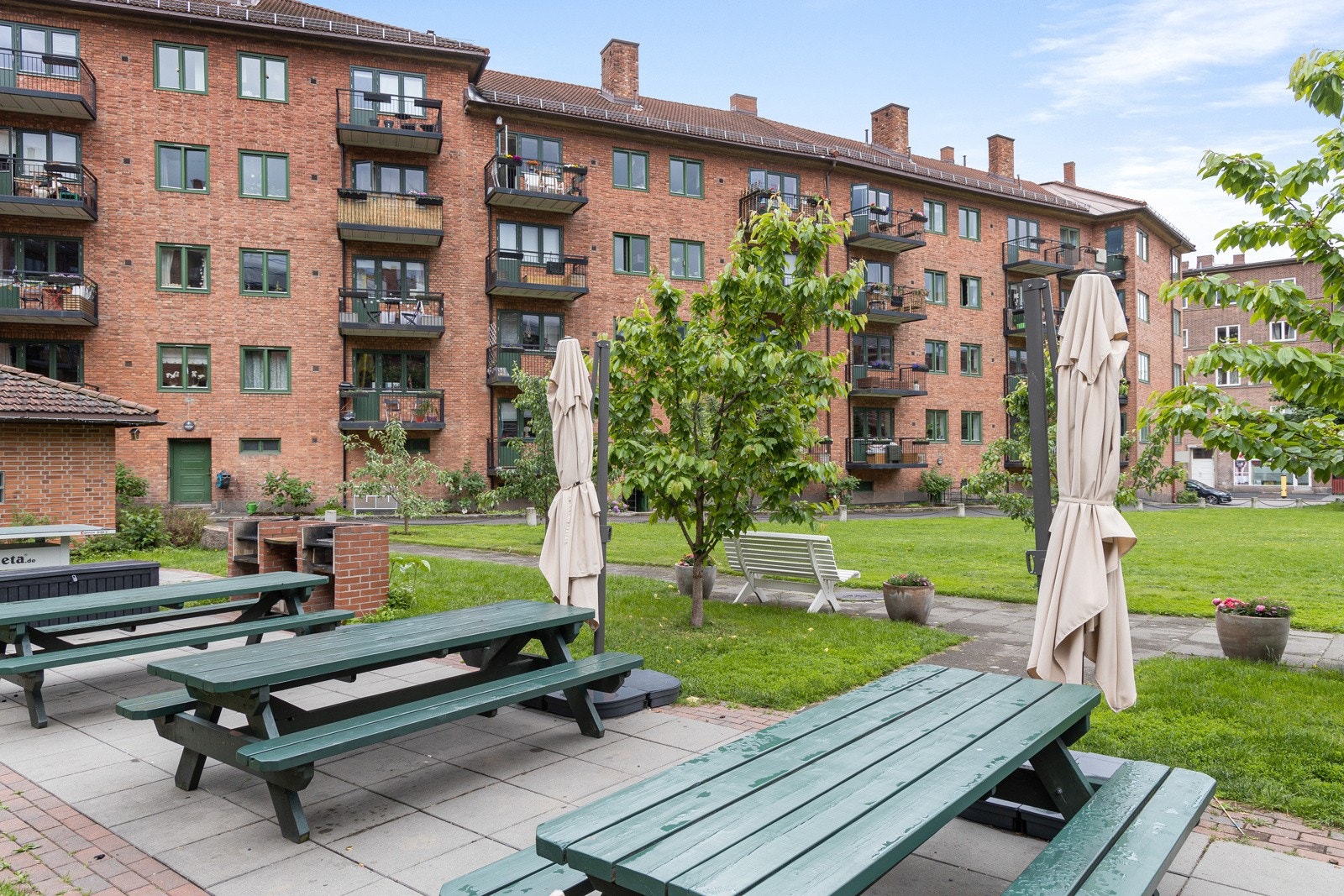 På vår- og sommerstid blir dessuten bakgården som et ekstra oppholdsrom, med mer plass til sosiale lag. Dette er ordentlig bakgårdsidyll! Galleribilde
