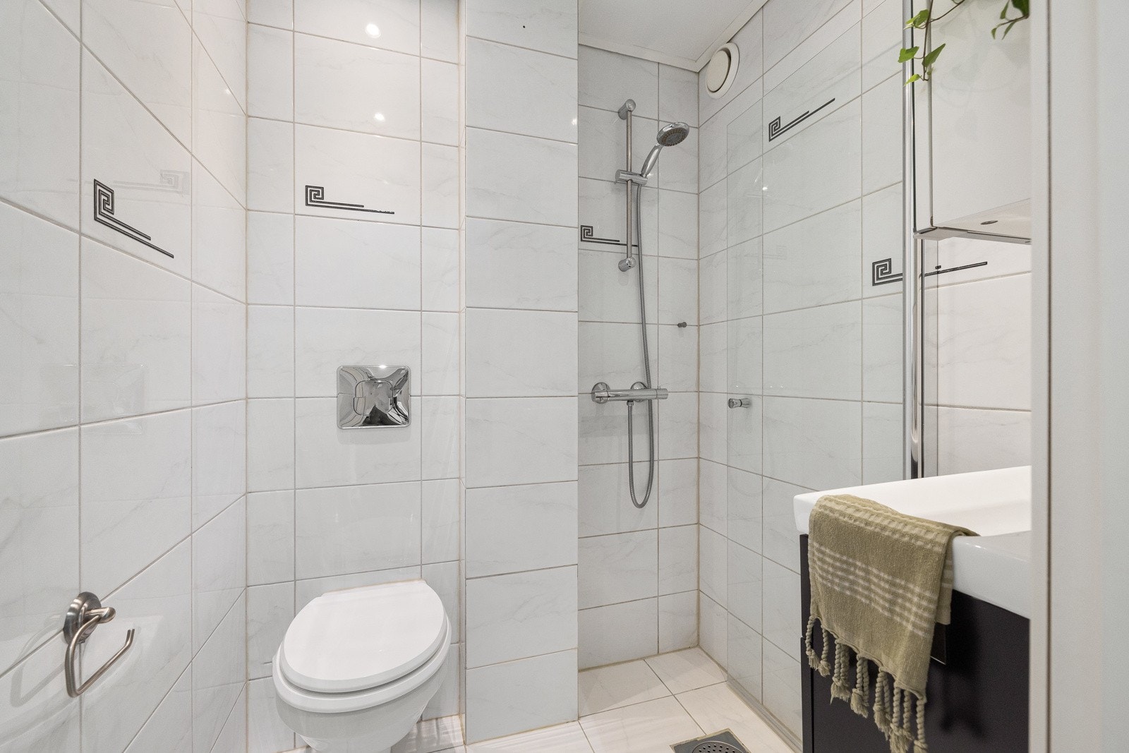 Baderommet er pent og har et lunt, oppvarmet gulv. Badet har god oppbevaringsplass i i skuffer under servanten og i speilskap over. Galleribilde