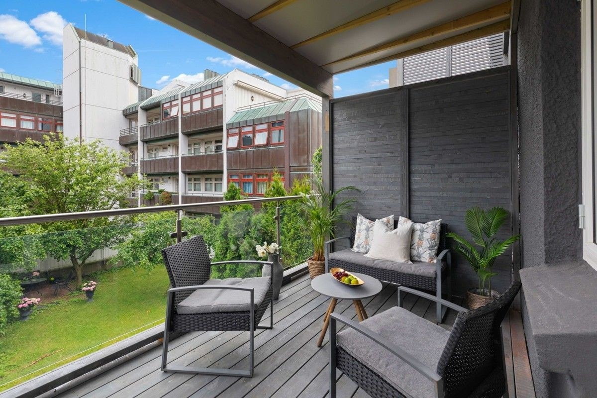 Meget trivelig balkong i bakgården. Galleribilde