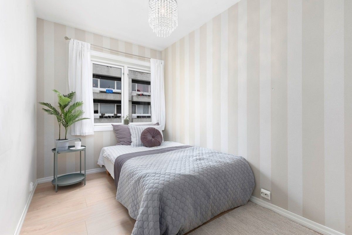 Et av to soverom. Lyse farger gjør rommet meget trivelig. Sengen blir byttet ut med en køyeseng med dobbeltseng i bunnen. Galleribilde