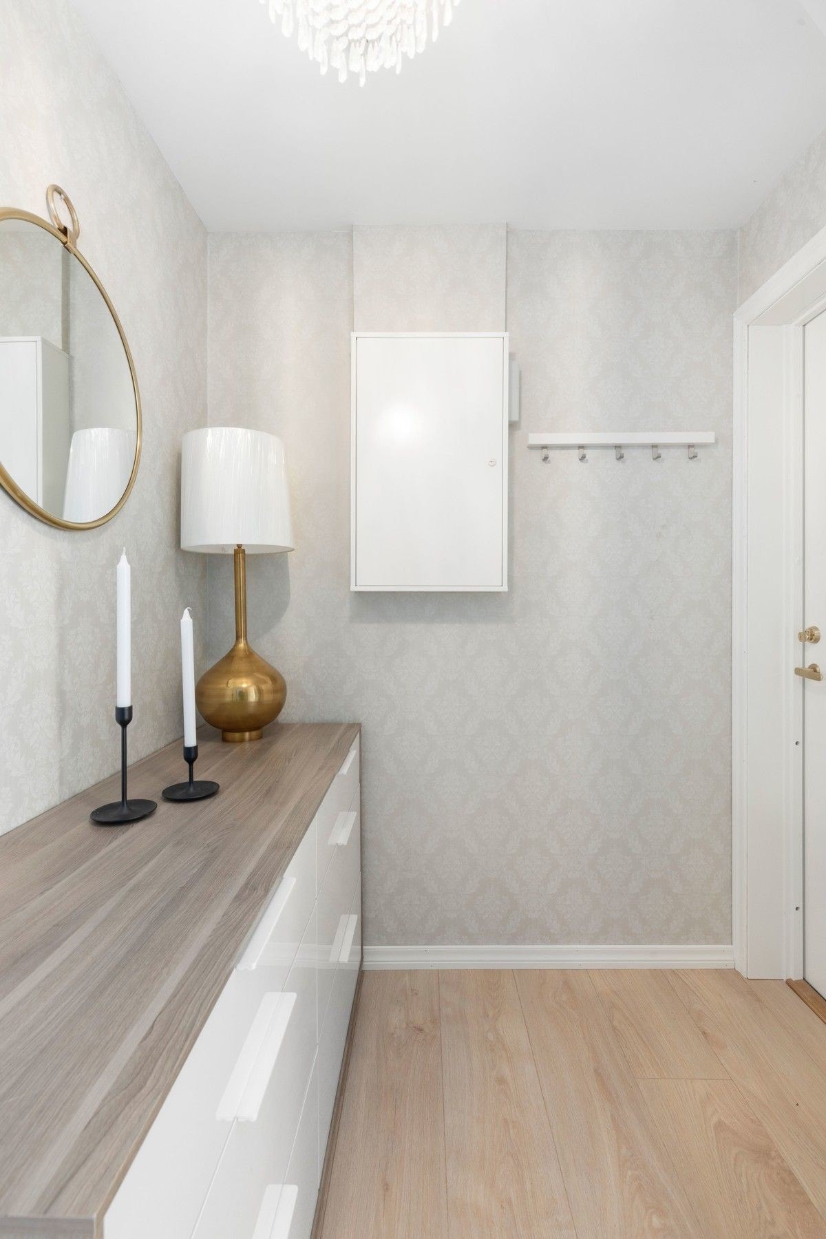 Lyst inngangsparti. Galleribilde