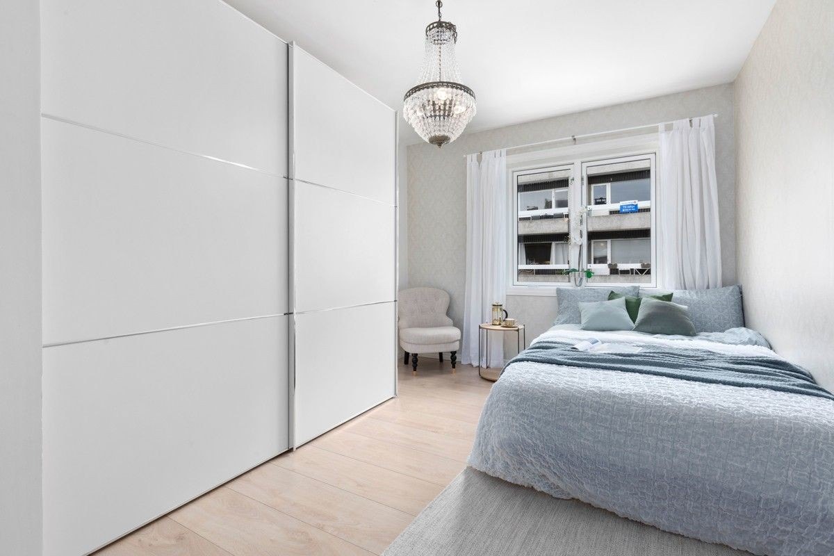 Stilrent hovedsoverom med dobbeltseng og skap. Sengen er byttet med en tilsvarende. Galleribilde