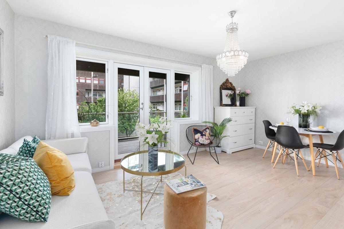 Lys og flott stue med utgang til egen balkong i bakgården. Galleribilde